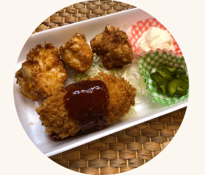 グラタンクリームコロッケとからあげ弁当